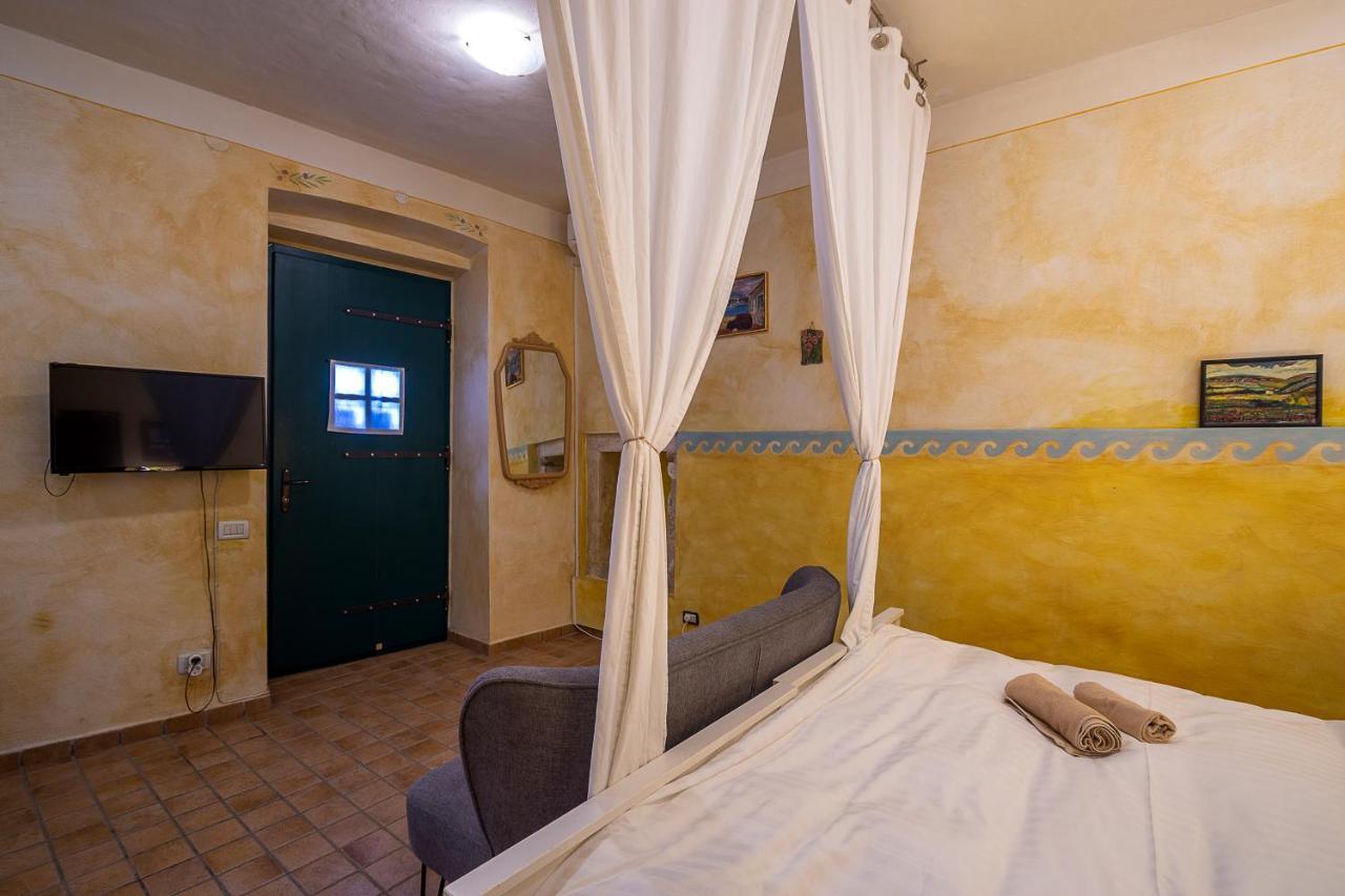 Alighieri Unique Apartment Pula Bagian luar foto