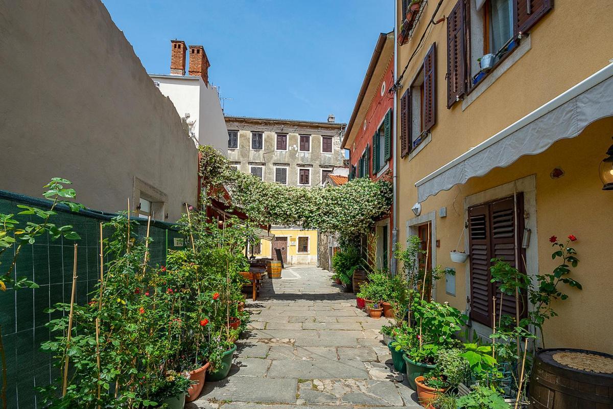 Alighieri Unique Apartment Pula Bagian luar foto
